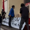 Mahasiswa di Kota Banjar berhasil menduduki ruang rapat paripurna DPRD Banjar dalam aksi unjuk rasa menolak revisi UU TNI, Selasa (25/3/2025). (Cecep Herdi/Jabar Ekspres)