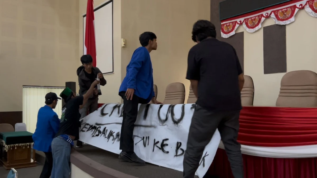 Mahasiswa di Kota Banjar berhasil menduduki ruang rapat paripurna DPRD Banjar dalam aksi unjuk rasa menolak revisi UU TNI, Selasa (25/3/2025). (Cecep Herdi/Jabar Ekspres)