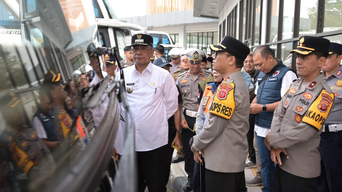 Keterangan Foto: Kapolres dan Wali Kota Banjar memeriksa kondisi bus di Terminal Tipe A, Selasa (25/3/2025). (Istimewa)