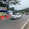 H-6 jelang lebaran, arus lalu lintas mudik di Cikaledong, Kecamatan Nagreg, Kabupaten Bandung, masih terpantau lengang pada Selasa (25/3/2025). Foto Agi