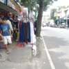 Sepanjang Jalan Gandawijaya, Cimahi Tengah, jelang Lebaran 2025. (foto/Mong)