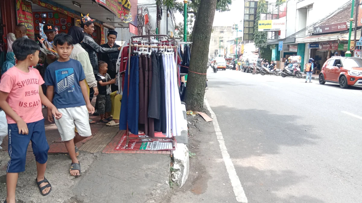 Sepanjang Jalan Gandawijaya, Cimahi Tengah, jelang Lebaran 2025. (foto/Mong)