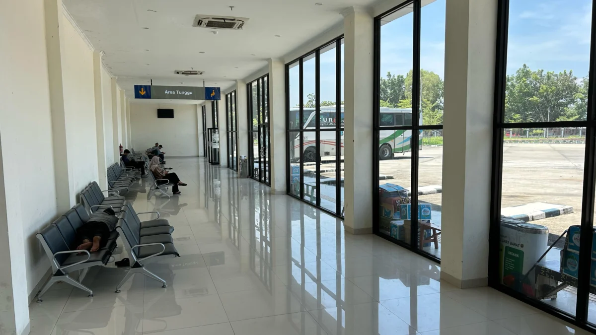 Area tunggu penumpang di Terminal Tipe A Kota Banjar masih sepi dari pemudik pada H-5, Rabu (26/3/2025). (Foto: Cecep Herdi/Jabar Ekspres)