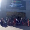 Antrean kendaraan membludak di Samsat Bandung Barat. Rabu (26/3). Dok Jabar Ekspres/Suwitno