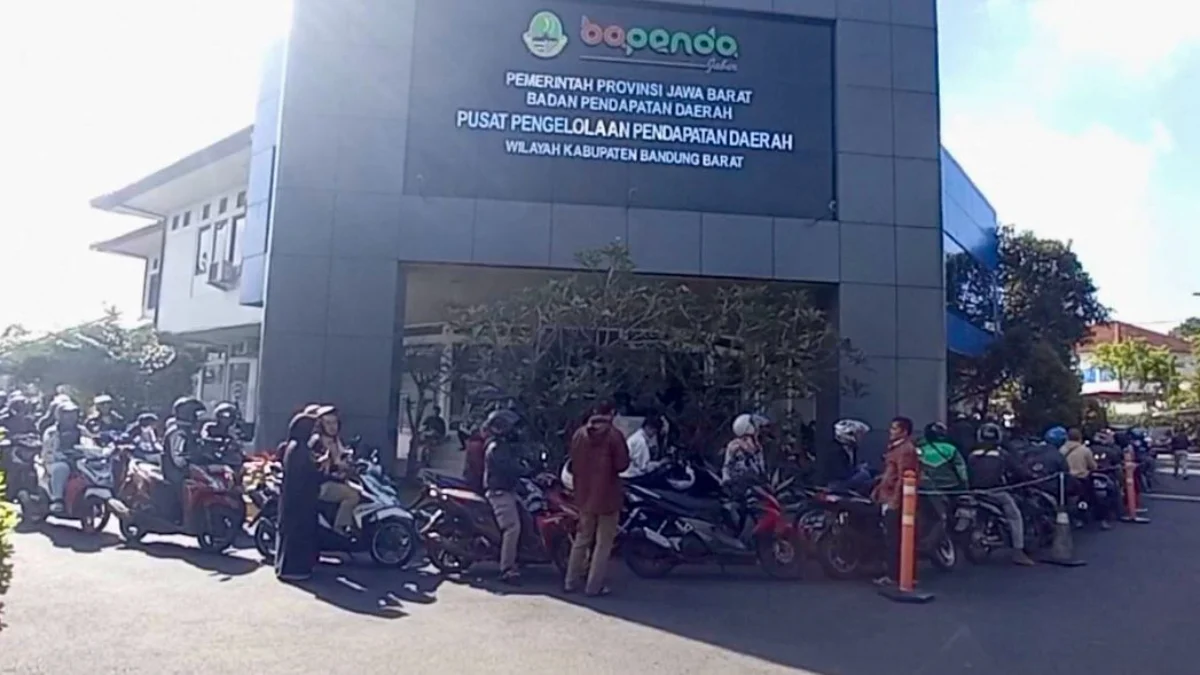 Antrean kendaraan membludak di Samsat Bandung Barat. Rabu (26/3). Dok Jabar Ekspres/Suwitno