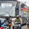 Pemudik motor melintas di Jalan Nanggeleng, Cicalengka Kabupaten Bandung, Rabu (26/3). Foto: Dimas Rachmatsyah / Jabar Ekspres