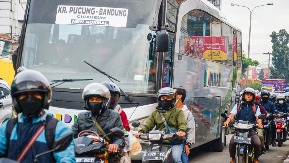 Pemudik motor melintas di Jalan Nanggeleng, Cicalengka Kabupaten Bandung, Rabu (26/3). Foto: Dimas Rachmatsyah / Jabar Ekspres