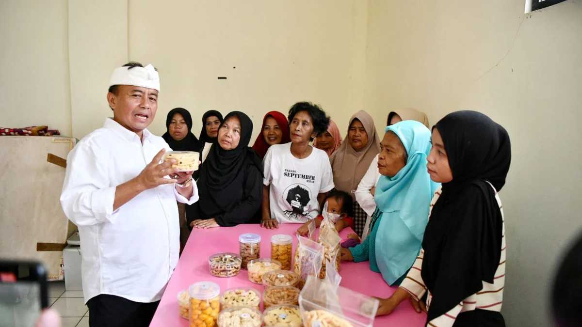 Sekda Jabar Herman Suryatman saat meninjau PPKS di Apartemen Transit Rancaekek.