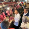Wali Kota Cimahi, Ngatiyana saat Sidak di Pasar Atas Baru Kota Cimahi (mong)