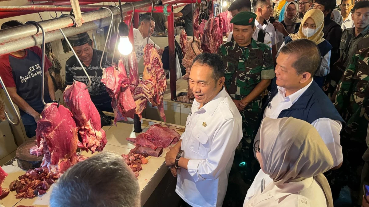 Wali Kota Cimahi, Ngatiyana saat Sidak di Pasar Atas Baru Kota Cimahi (mong)