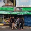 Pemudik berjalan menuju bus di Terminal Cicaheum, Kota Bandung, Rabu (26/3). Foto: Dimas Rachmatsyah / Jabar Ekspres