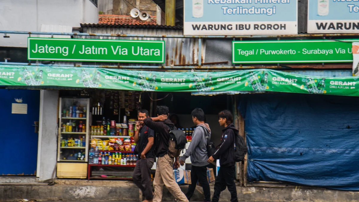 Pemudik berjalan menuju bus di Terminal Cicaheum, Kota Bandung, Rabu (26/3). Foto: Dimas Rachmatsyah / Jabar Ekspres