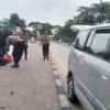 Anggota Kepolisian dari jajaran Polresta Bandung bersama anggota Polres Sumedang gotongroyong secara spontan saat patroli untuk lakukan pertolongan korban kecelakaan. (Yanuar/Jabar Ekspres)
