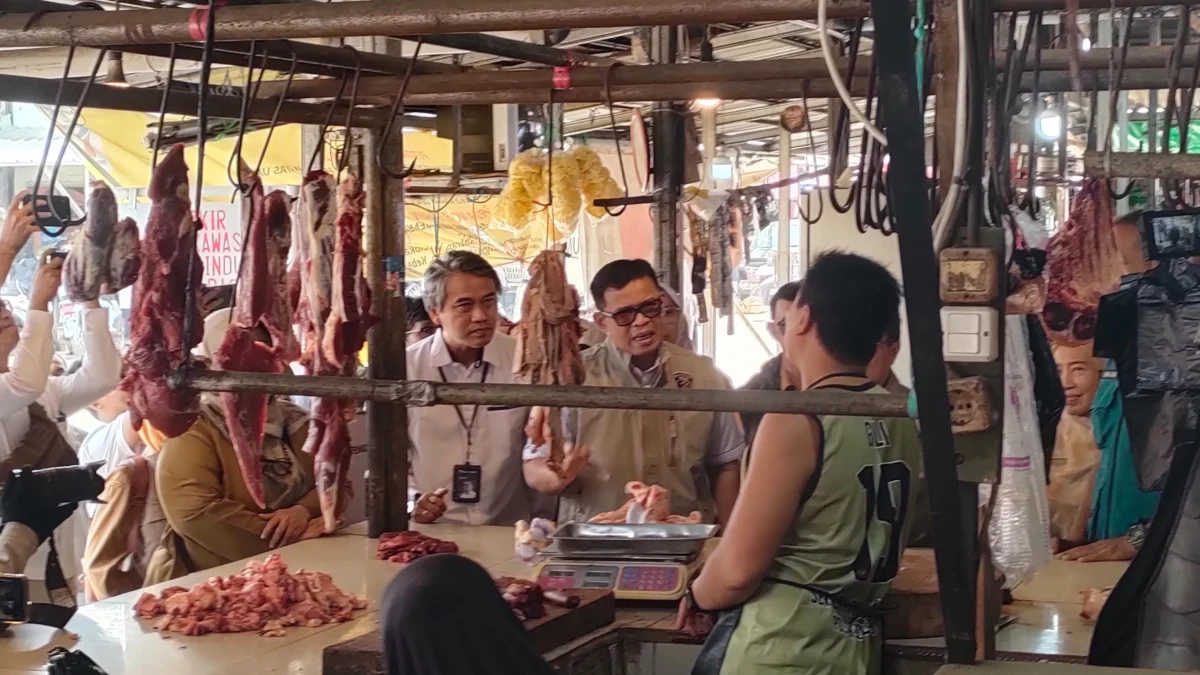 Dok. Bapanas dan satgas pangan Polda Jabar saat tinjau ketersediaan dan harga bahan pokok di Pasar Gedebage Bandung beberapa waktu lalu. Foto. Sandi Nugraha.