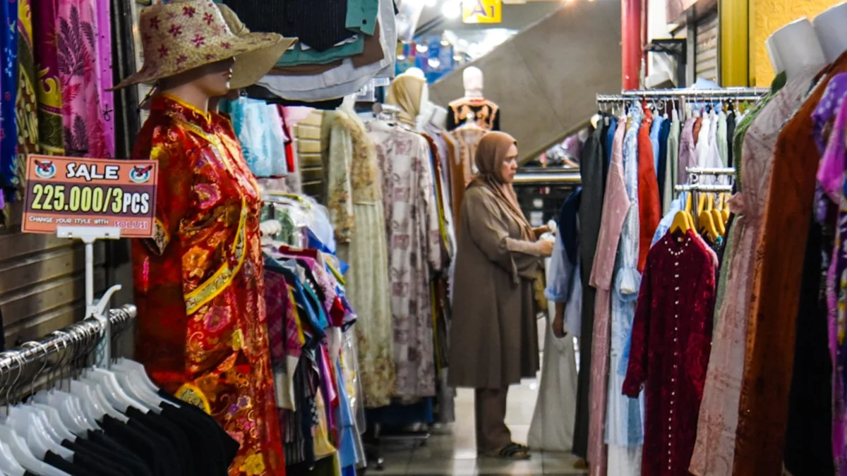 Kunjungan ke Pasar Baru Bandung Menurun Jelang Lebaran, Ini Penyebabnya! Pengunjung membeli pakaian di Pasar Baru Trade Center, Kota Bandung, Rabu (26/3). Foto: Dimas Rachmatsyah / Jabar Ekspres