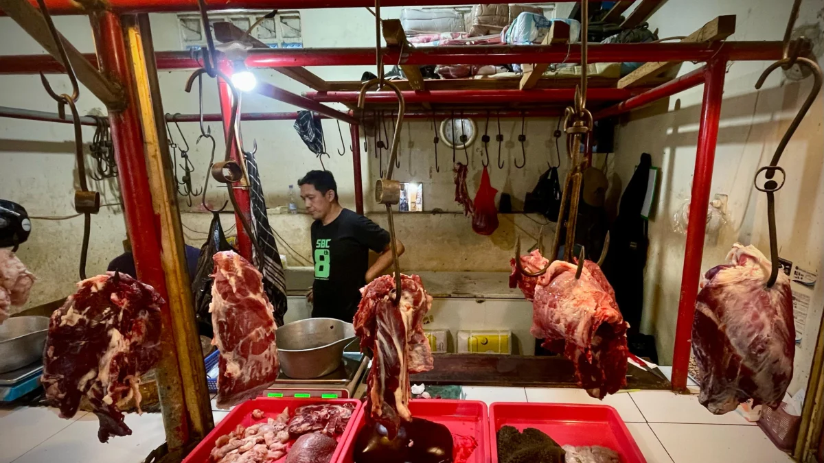 Pedagang daging sapi di Pasar Tradisional Tagog Padalarang, Bandung Barat. Rabu (26/3). Dok Jabar Ekspres/Suwitno