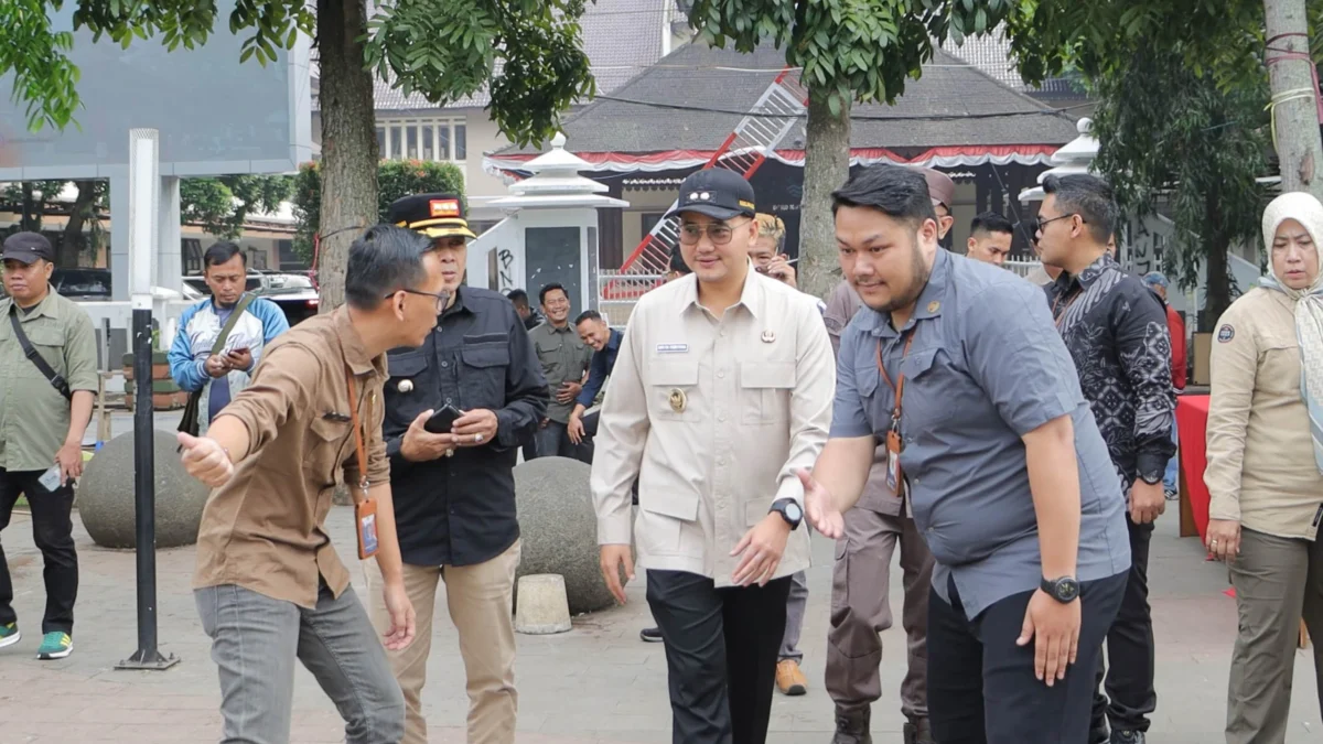 Wakil Wali Kota Cimahi, Adhitia Yudhistira saat menghadiri apel Satgas Pemberantasan Premanisme di Alun-alun Cimahi. (Mong / Jabar Ekspres)