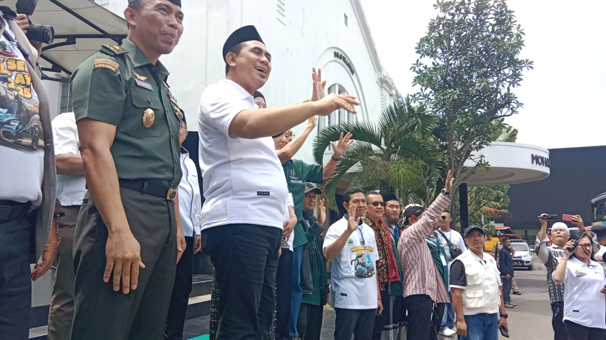 Wakil Gubernur Jawa Tengah, Taj Yasin saat Melepas 1.200 Peserta Mudik Gratis Perantau Jawa Tengah di Bandung Raya. (Mong / Jabar Ekspres)