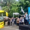 Bupati Bandung Barat, Jeje Ritchie Ismail saat melepas ratusan peserta mudik gratis di Padalarang. Kamis (27/3). Dok Jabar Ekspres/Suwitno
