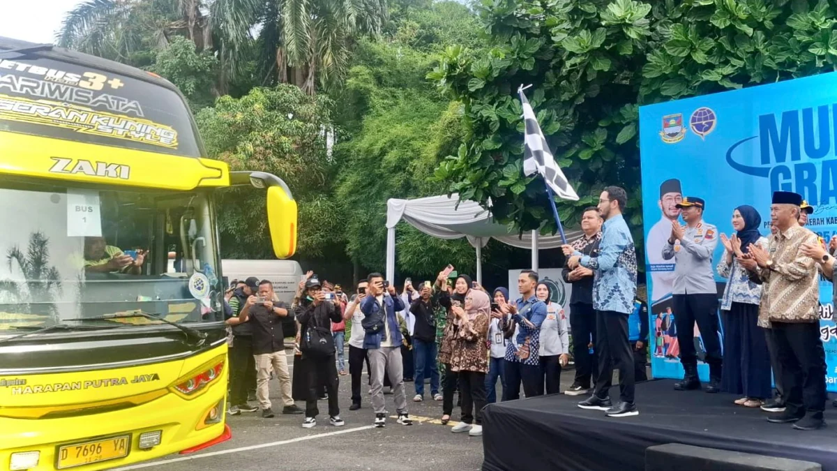Bupati Bandung Barat, Jeje Ritchie Ismail saat melepas ratusan peserta mudik gratis di Padalarang. Kamis (27/3). Dok Jabar Ekspres/Suwitno