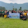 FOTO BERSAMA: 21 komunitas serta organisasi penggiat wisata dan lingkungan usai melakukan aksi tanam pohon.