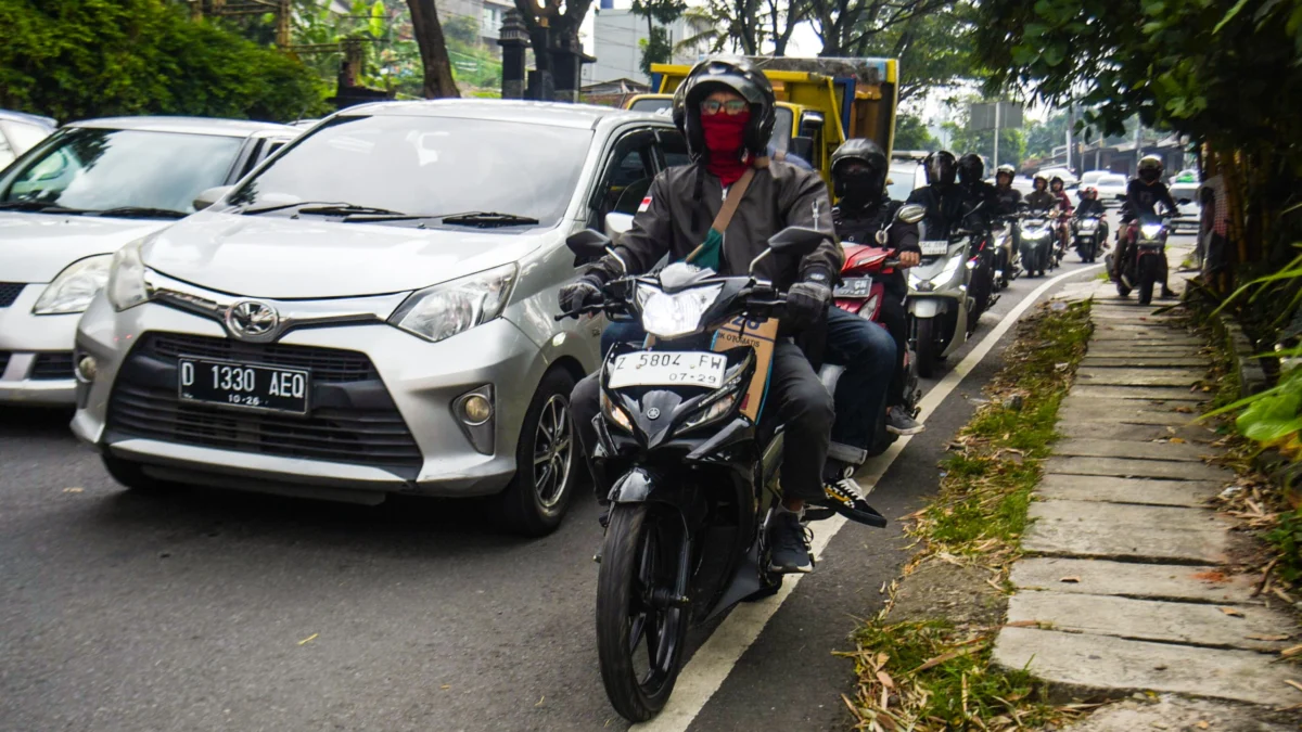 Kang DS Ajak Warga Kabupaten Bandung Pastikan Keamanan Rumah Sebelum Mudik Lebaran 2025 Pemudik motor melintas saat terjadi kemacetan di Jalur Nagreg, Kabupaten Bandung, belum lama ini. Foto: Dimas Rachmatsyah / Jabar Ekspres