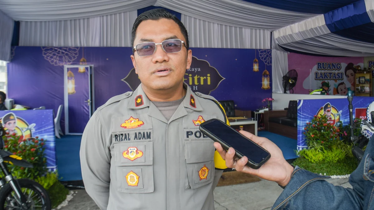 Kapolsek Cileunyi, Kompol Rizal Adam Al Hasan saat diwawancarai Jabar Ekspres di Pos Pengamanan Terpadu Gerbang Tol (GT) Cileunyi, Minggu (30/3). Foto: Dimas Rachmatsyah / Jabar Ekspres
