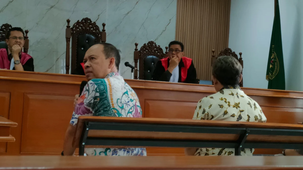 Dok. Kepala Bapelitbang Kota Bandung, Anton Sunarwibiwo saat dihadirkan sebagai saksi dalam kasus dugaan korupsi Bandung Smart City. Selasa (4/3). Foto. Sandi Nugraha.