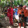 Tim SAR saat mengevakuasi jenazah Rizal (17 tahun) yang loncat dari Jembatan Pelangi Kota Banjar pada Selasa (11/3/2025) dan ditemukan tewa dua hari setelahnya, pada Kamis (13/3/2025). (foto: Istimewa)