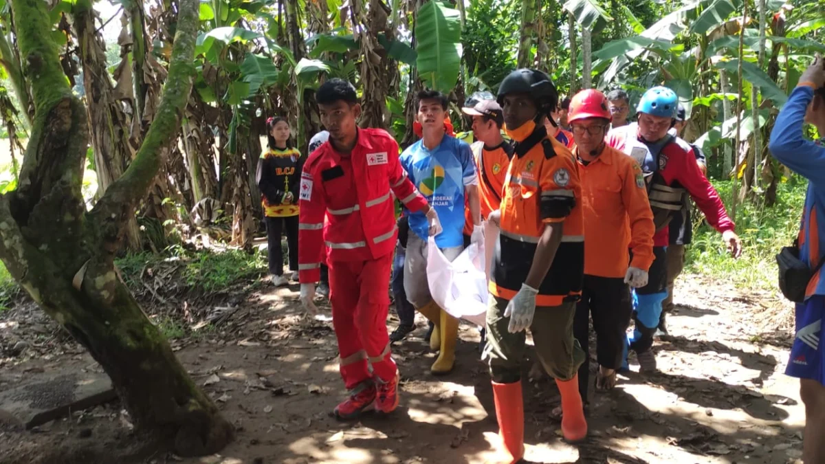 Remaja di Banjar Nekat Lompat ke Sungai Citanduy, Jasad Ditemukan di Wanareja Tim SAR saat mengevakuasi jenazah Rizal (17 tahun) yang loncat dari Jembatan Pelangi Kota Banjar pada Selasa (11/3/2025) dan ditemukan tewa dua hari setelahnya, pada Kamis (13/3/2025). (foto: Istimewa)