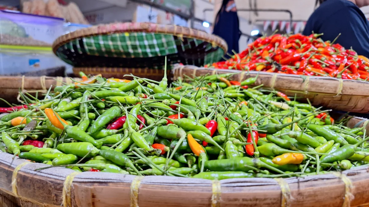 Harga cabai rawit merah, cabai gendot dan bawang merah mengalami lonjakan yang signifikan menjelang lebaran di Pasar Sehat Soreang, Kabupaten Bandung. Foto Agi