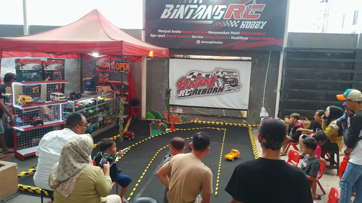 Sejumlah warga Kabupaten Sumedang tengah menikmati libur lebaran 2025, dengan membawa anaknya bermain Mobil RC di Mall Asia Plaza. (Yanuar/Jabar Ekspres)