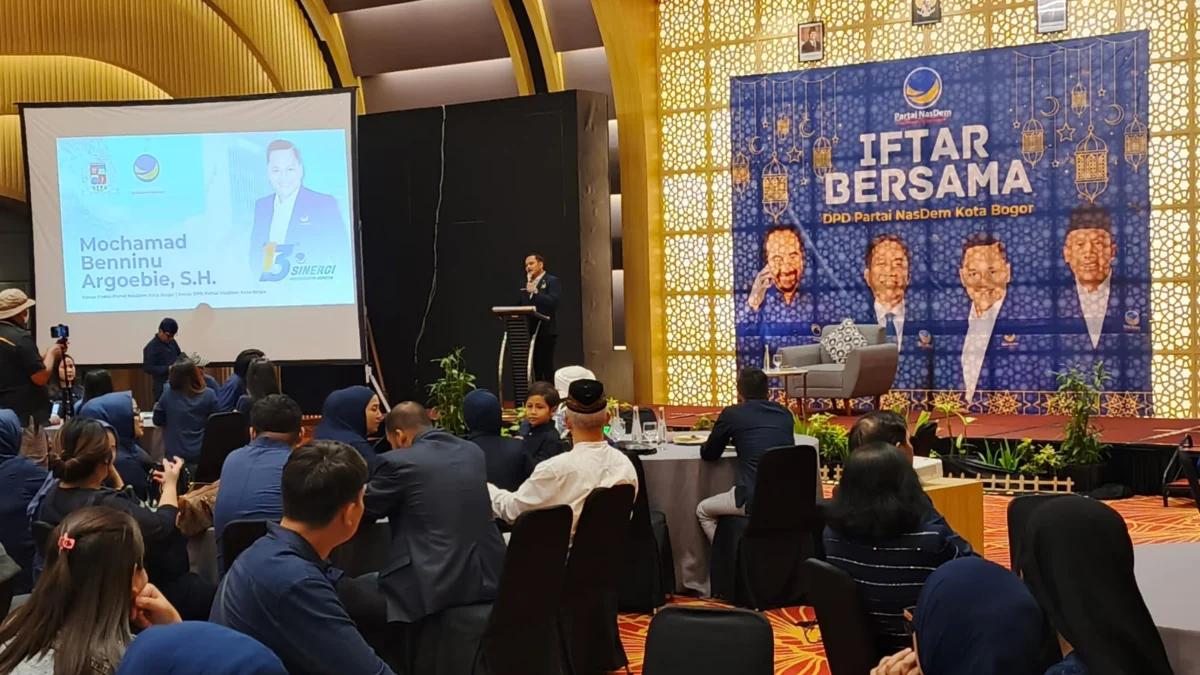 Ketua DPD NasDem Kota Bogor, Benninu Argoebie saat berpidato dalam acara Buka Puasa Bersama kader NasDem, Rabu (19/3). (Yudha Prananda / Jabar Ekspres)