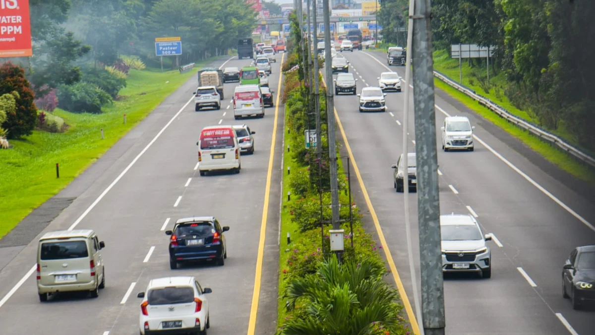 Kendaraan roda empat melintas di Tol Pasteur Kota Bandung, Selasa (25/3). Foto: Dimas Rachmatsyah / Jabar Ekspres