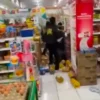 Sekelompok orang melakukan pengeroyokan terhadap juru parkir (Jukir) di salah satu minimarket di Kecamatan Cimaung, Kabupaten Bandung, Jawa Barat, hingga tewas pada Minggu (16/3) sore. Foto tangkapan layar video