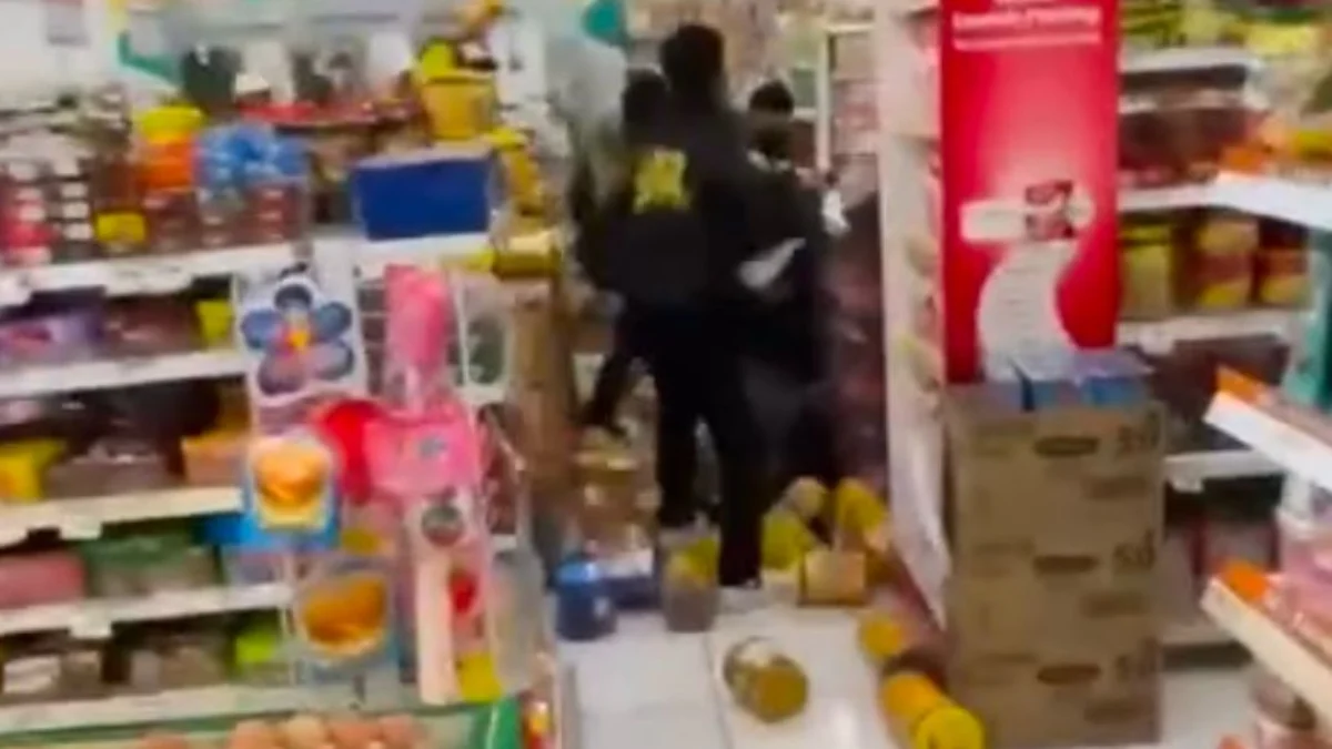 Sekelompok orang melakukan pengeroyokan terhadap juru parkir (Jukir) di salah satu minimarket di Kecamatan Cimaung, Kabupaten Bandung, Jawa Barat, hingga tewas pada Minggu (16/3) sore. Foto tangkapan layar video