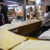Seorang warga membeli beras di Pasar Kosambi, Kota Bandung, Selasa (4/3). Foto: Dimas Rachmatsyah / Jabar Ekspres