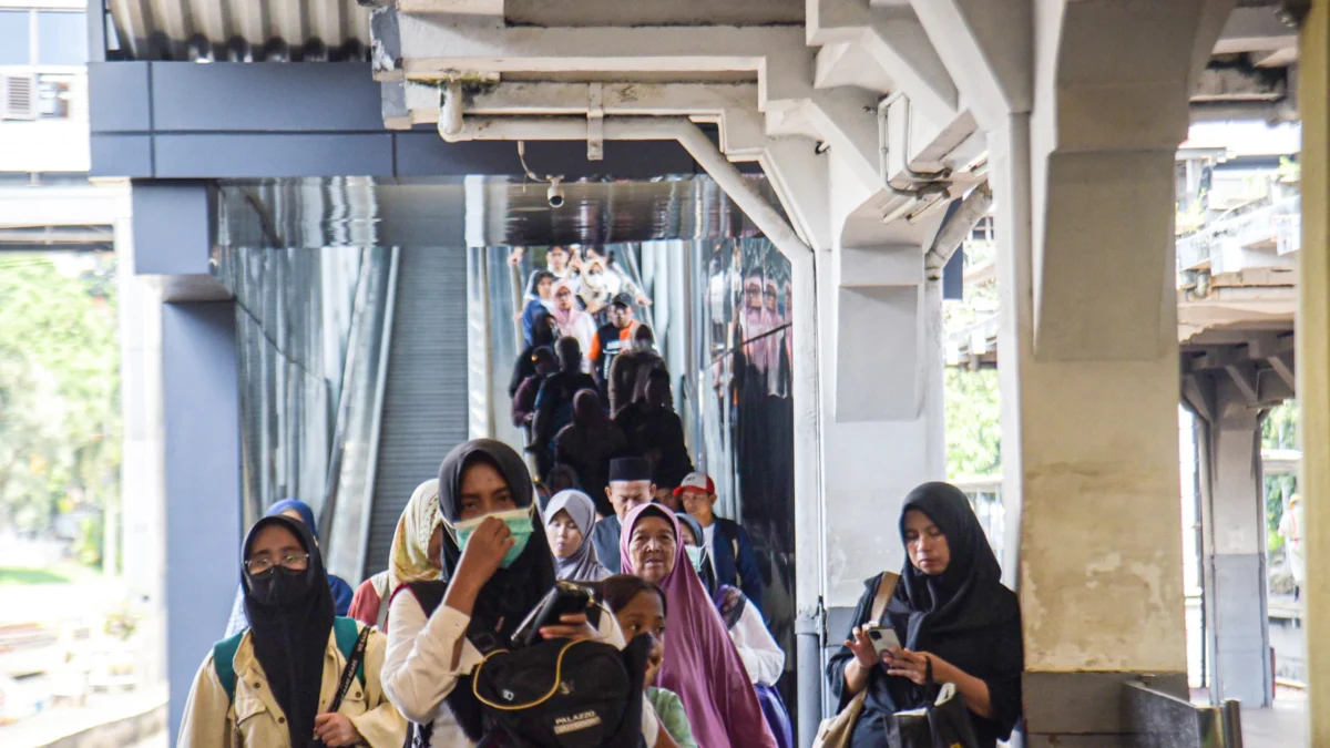 Prediksi Lonjakan Penumpang Kereta Api Lebaran, Daop 2 Siapkan 355 Ribu Kursi Calon penumpang kereta jarak jauh berjalan menuju peron untuk menunggu kedatangan kereta di Stasiun Bandung, Rabu (12/3). Foto: Dimas Rachmatsyah / Jabar Ekspres