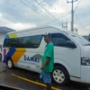 Dua minibus penumpang milik Damri berada di parkiran Statiun Banjar, Senin (17/3/2025) sore. Shuttle ke Pangandaran ini tidak bisa beroperasi karena operasionalnya dikecam Organda Banjar.