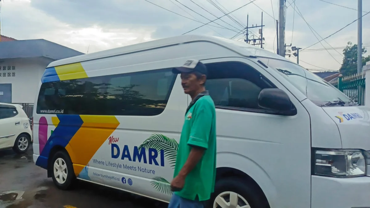 Organda Banjar Tolak Shuttle DAMRI ke Pangandaran: Jika Dipaksakan, Harus Tanggung Jawab atas Konsekuensinya! Dua minibus penumpang milik Damri berada di parkiran Statiun Banjar, Senin (17/3/2025) sore. Shuttle ke Pangandaran ini tidak bisa beroperasi karena operasionalnya dikecam Organda Banjar.