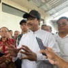 Menteri Sosial (Mensos) Saifullah Yusuf saat ditemui di Kantor Desa Cangkuang Wetan, Kabupaten Bandung, Jumat (7/3/2025). Foto Agi