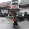 Seorang siswa berjalan di parkiran SMA Negeri 1 Bandung, Kota Bandung, Senin (10/3). Foto: Dimas Rachmatsyah / Jabar Ekspres