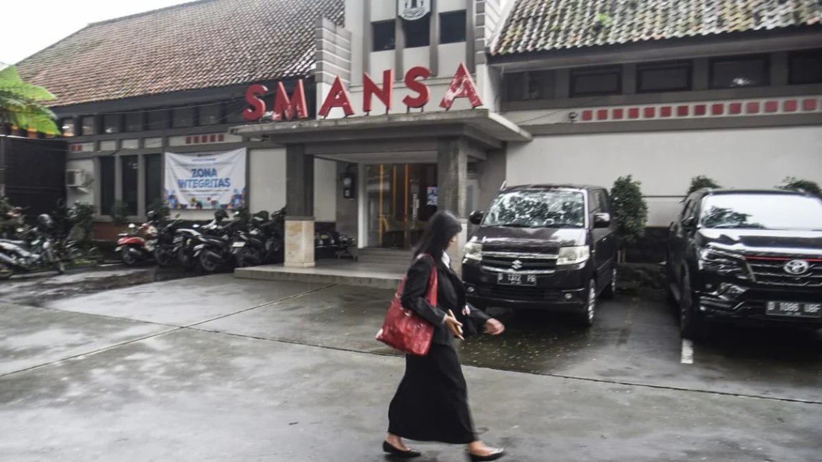Legislator PKB Minta Disdik Jabar Jangan Ceroboh, Desak Keseriusan Kawal Sengketa Lahan SMAN 1 Bandung Seorang siswa berjalan di parkiran SMA Negeri 1 Bandung, Kota Bandung, Senin (10/3). Foto: Dimas Rachmatsyah / Jabar Ekspres
