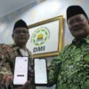 Sekretaris PW DMI Jabar Lutfi Hermawansyah (kanan) menunjukkan platform Tanya Ustadz Aja