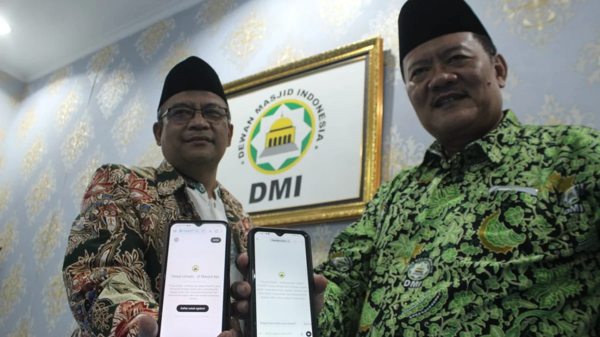 Sekretaris PW DMI Jabar Lutfi Hermawansyah (kanan) menunjukkan platform Tanya Ustadz Aja