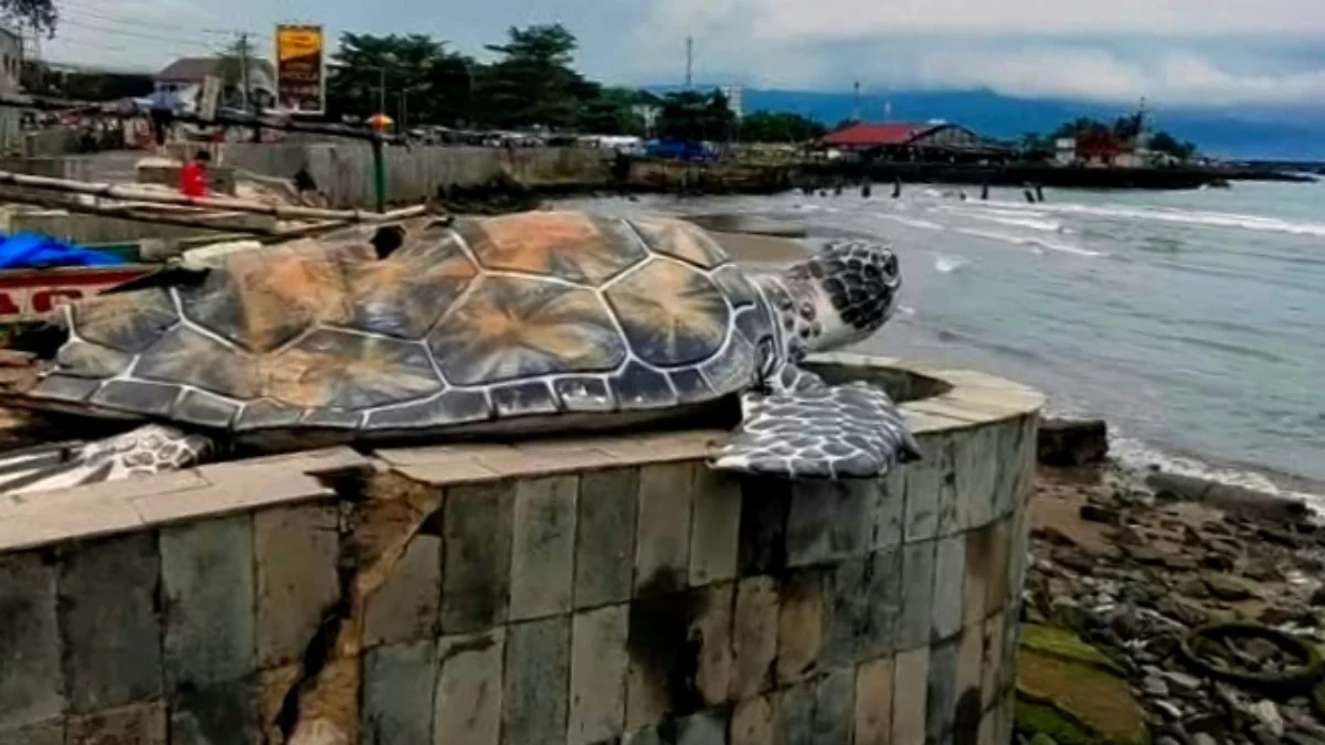 Replika Penyu Alun-Alun Gadobangkong Sukabumi Rusak, Kontraktor Mau Perbaiki, Dedi Mulyadi Perintahkan Audit Replika Penyu di Alun - Alun Gadobangkong. (Ist)
