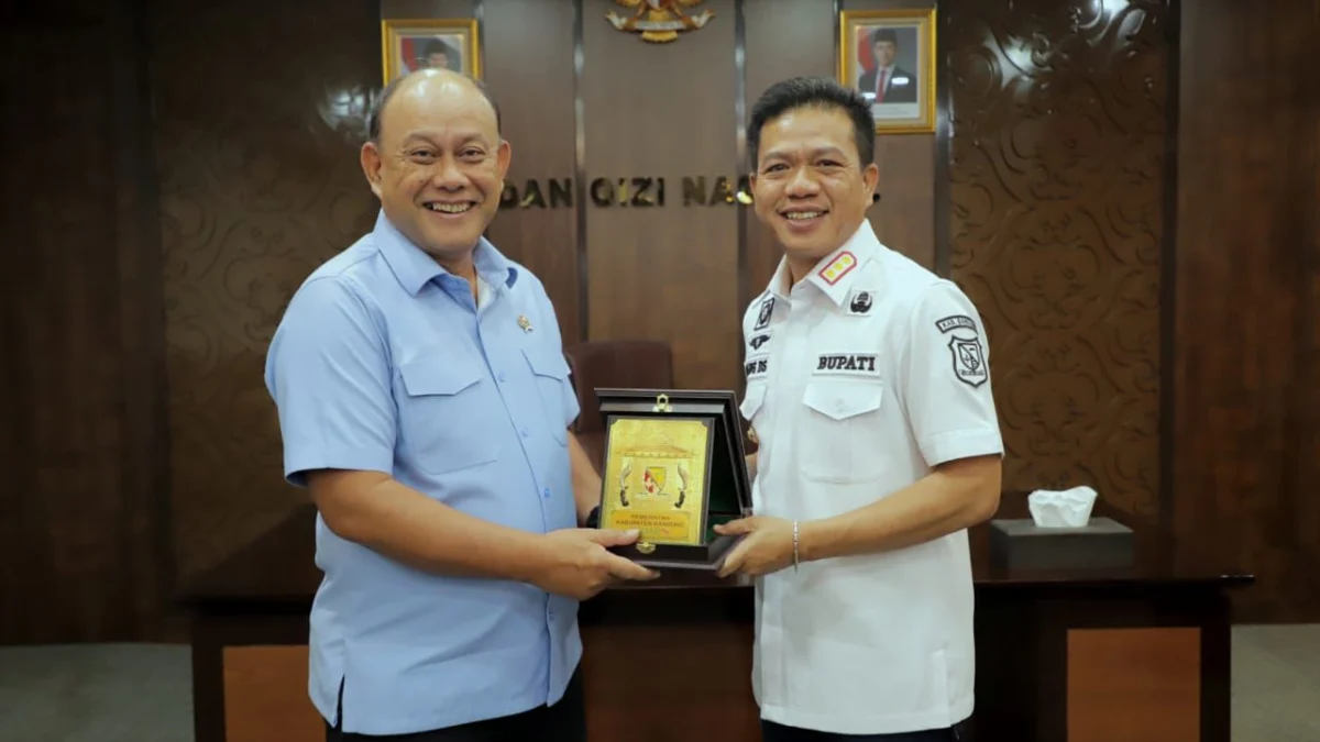 Pastikan Gizi Anak Terpenuhi, Bupati Bandung: Siapkan 361 Titik SPPG Bupati Bandung Dadang Supriatna bersama Kepala Badan Gizi Nasional Dadan Hindayana. Foto Istimewa