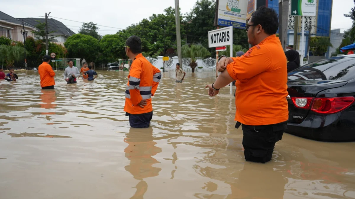 Ilustrasi petugas BPBD Jabar saat monitor banjir di Bekasi.