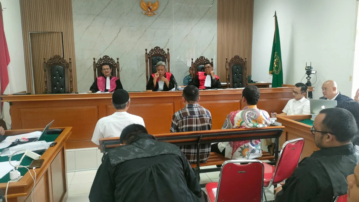 Dok. Dirut PT Marktel sekaligus Terpidana dalam kasus serupa yakni Budi Santika (kiri) saat dihadirkan sebagai saksi dalam sidang lanjutan kasus dugaan korupsi Bandung Smart City yang melibatkan mantan sekda Kota Bandung dan 4 anggota DPRD Kota Bandung. Senin (11/3). Foto. Sandi Nugraha.