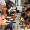 Jemaah mengambil makan siang yang disediakan di Masjid Baitul Huda atau yang lebih dikenal Masjid Makan-Makan, di Jalan Terusan Jakarta, Kota Bandung, Jum'at (28/2). Foto: Dimas Rachmatsyah / Jabar Ekspres